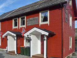 Three-Bedroom Holiday home in Måndalen