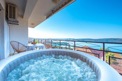 Apartment Ciovo with jacuzzi and view on Island