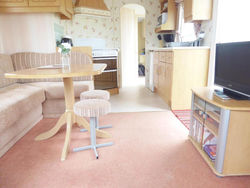 Self contained 2 bedroom Caravan next to beach