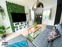 Broughton House with Smart TV, Fast Wifi, Garden and Free Parking - Sleeps up to 12 guests - By Yoko Property