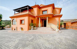Beautiful home in Estepona with Outdoor swimming pool, WiFi and 6 Bedrooms