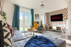 Broughton House with Free Parking, Garden, Arcade Machine and Smart TVs with Netflix by Yoko Property