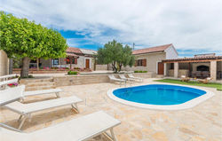 Nice home in Lisicic with Outdoor swimming pool, WiFi and 3 Bedrooms
