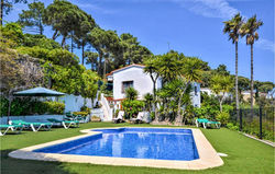 Beautiful home in Lloret del Mar with Outdoor swimming pool, WiFi and 5 Bedrooms
