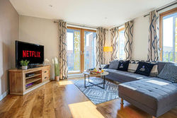 Luxury Central MK Apartment with Free Parking, Balcony and Smart TV with Netflix by Yoko Property