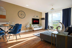 Luxury Apartment with Balcony, Free Parking & Smart TV with Netflix by Yoko Property
