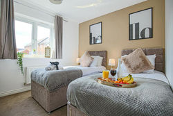Oakbridge House with Fast Wifi, Smart TVs with Netflix, Garden and Free Parking by Yoko Property