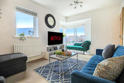 Knights House with Free Parking, Garden and Smart TV with Netflix by Yoko Property