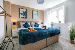 Luxury House - Sleeps 12 - Smart TVs, Fast Wifi, Garden and Free Parking by Yoko Property
