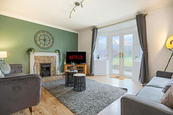 Detached House with Free Parking, Garden and Smart TV with Netflix by Yoko Property